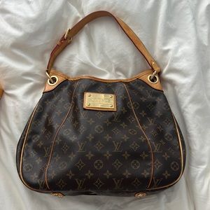 Authentic Louis Vuitton monogram Galleria purse
